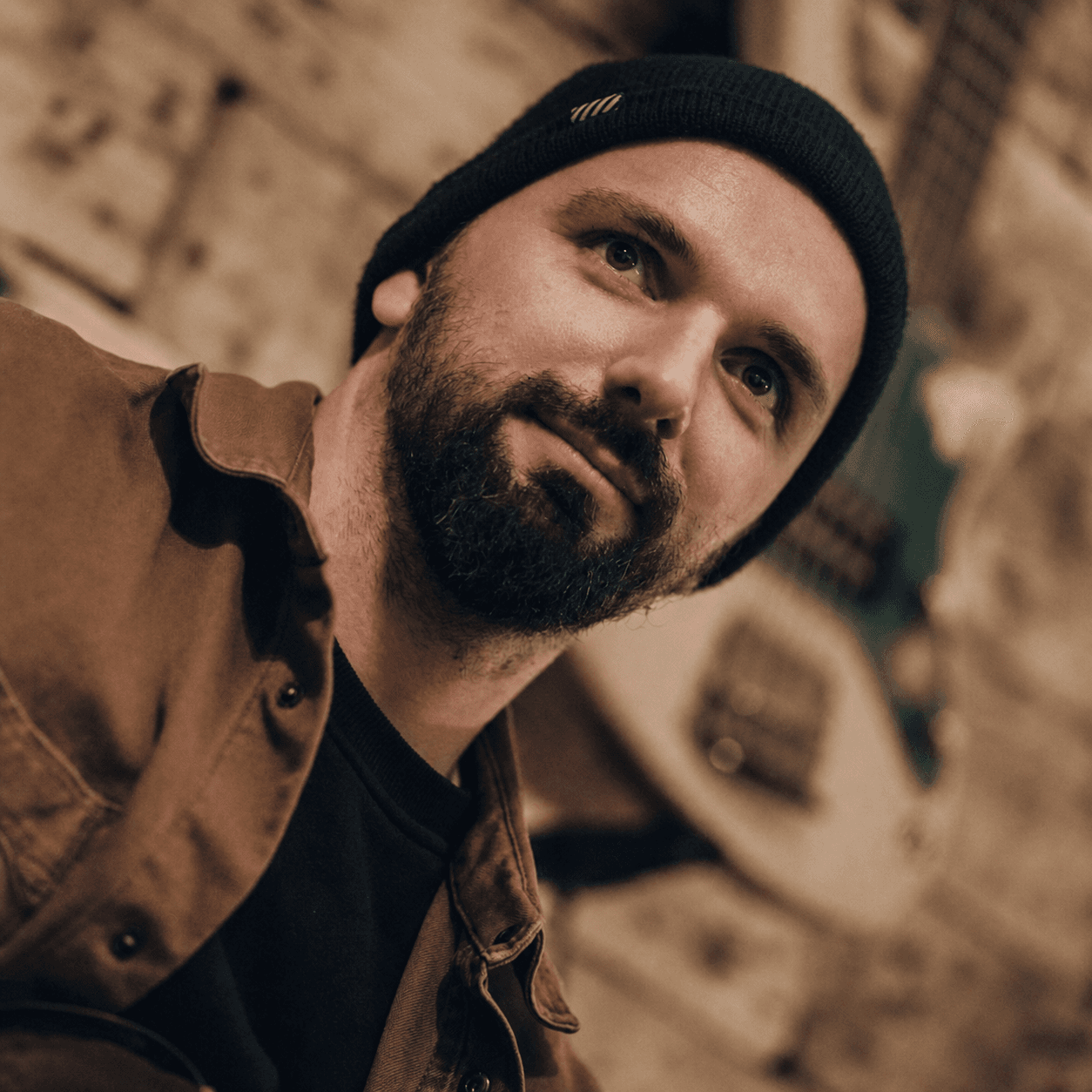 Martin Lach, Gründer von NutzBar, in einem Leipziger Musikraum